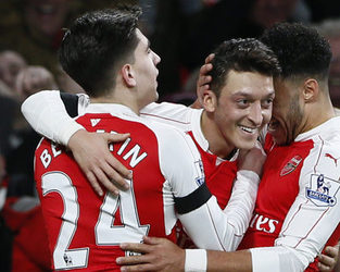 Arsenal liderliğe oturdu