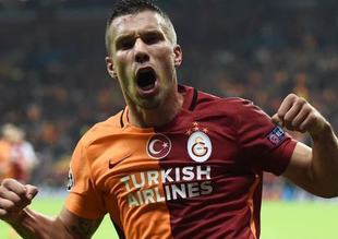 Podolski yan yan kaçıyor