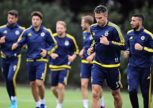 Lazar ve van Persie ayrı çalıştı