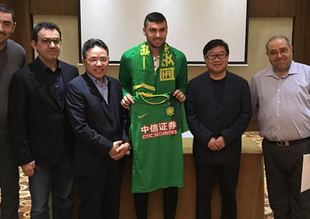 Burak Yılmaz yeni takımının formasını giydi