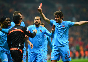 Trabzonsporlu futbolcudan hakeme kırmızı kart