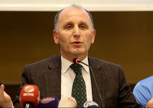 Hakem Bitnel bataklıkta bir sinek