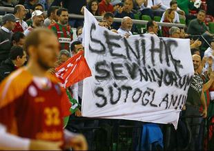 Galatasaray maçında olay pankart!