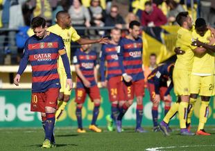 Messi'nin şutu taraftarı sakatladı