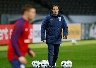 Gary Neville'nın sözleşmesi feshedildi