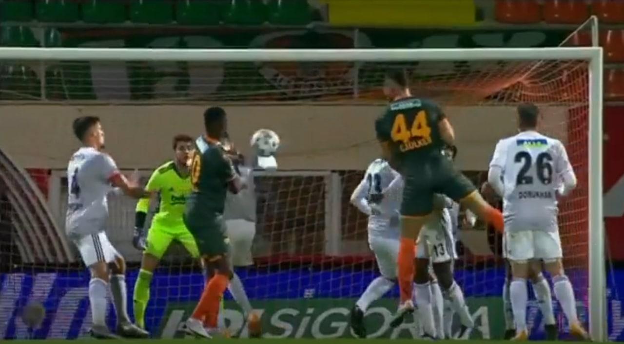 İşte Alanyaspor'un Beşiktaş karşısında penaltı kazandığı pozisyon - 1