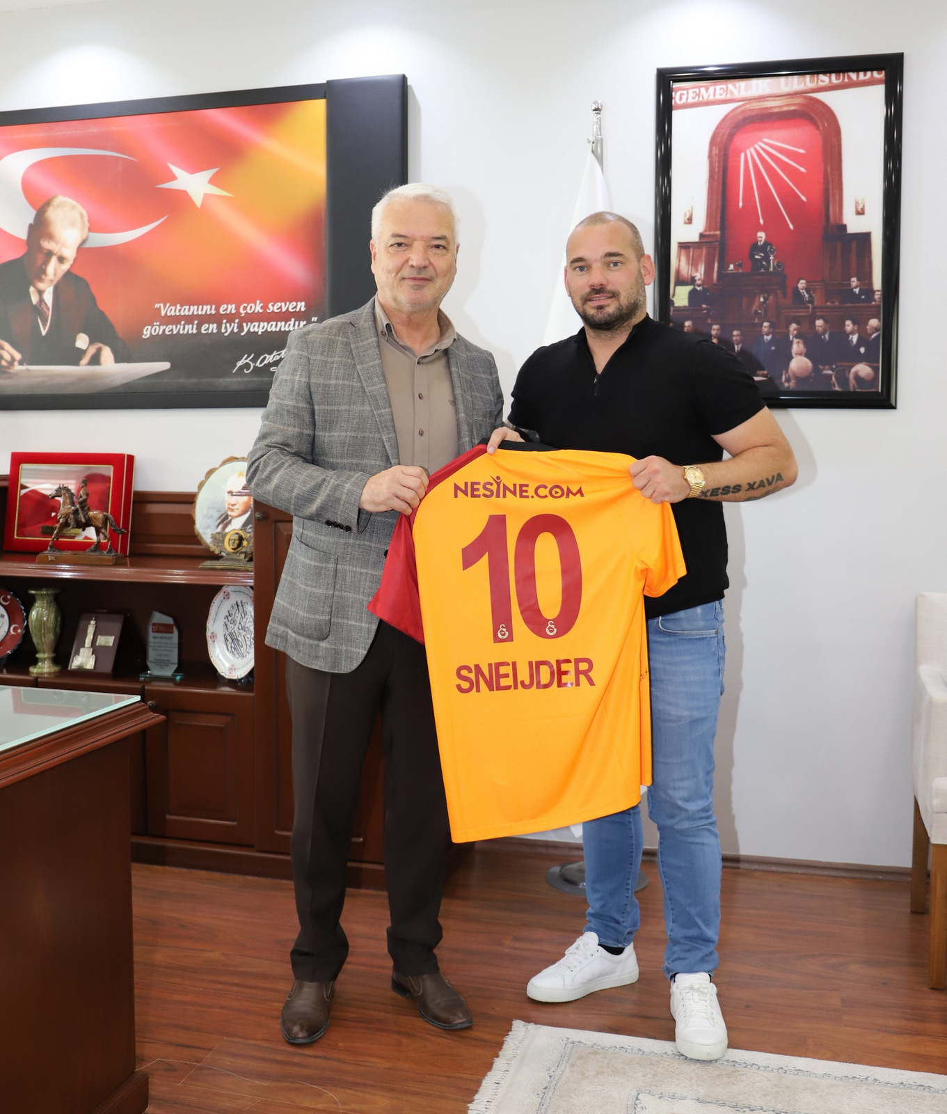 aSpor: Galatasaraylı eski yıldızı Wesley Sneijder Saruhanlı Belediyesi'ne ziyaret gerçekleştirdi