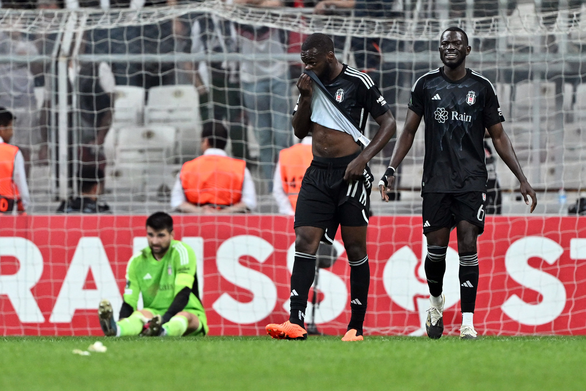 aSpor: Beşiktaş 2-3 Lugano (GENİŞ ÖZET İZLE) Beşiktaş 9 dakikada yıkıldı
