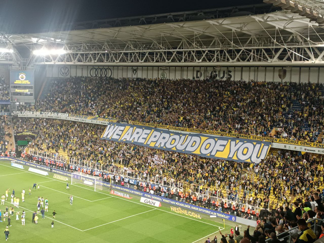 aSpor: Fenerbahçe'de flaş pankart: Sizinle gurur duyuyoruz