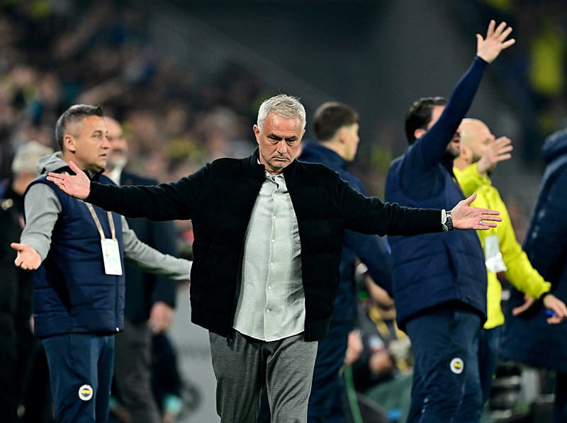 aSpor: Jose Mourinho'dan flaş açıklama! "Sadece ona bağlı değiliz"