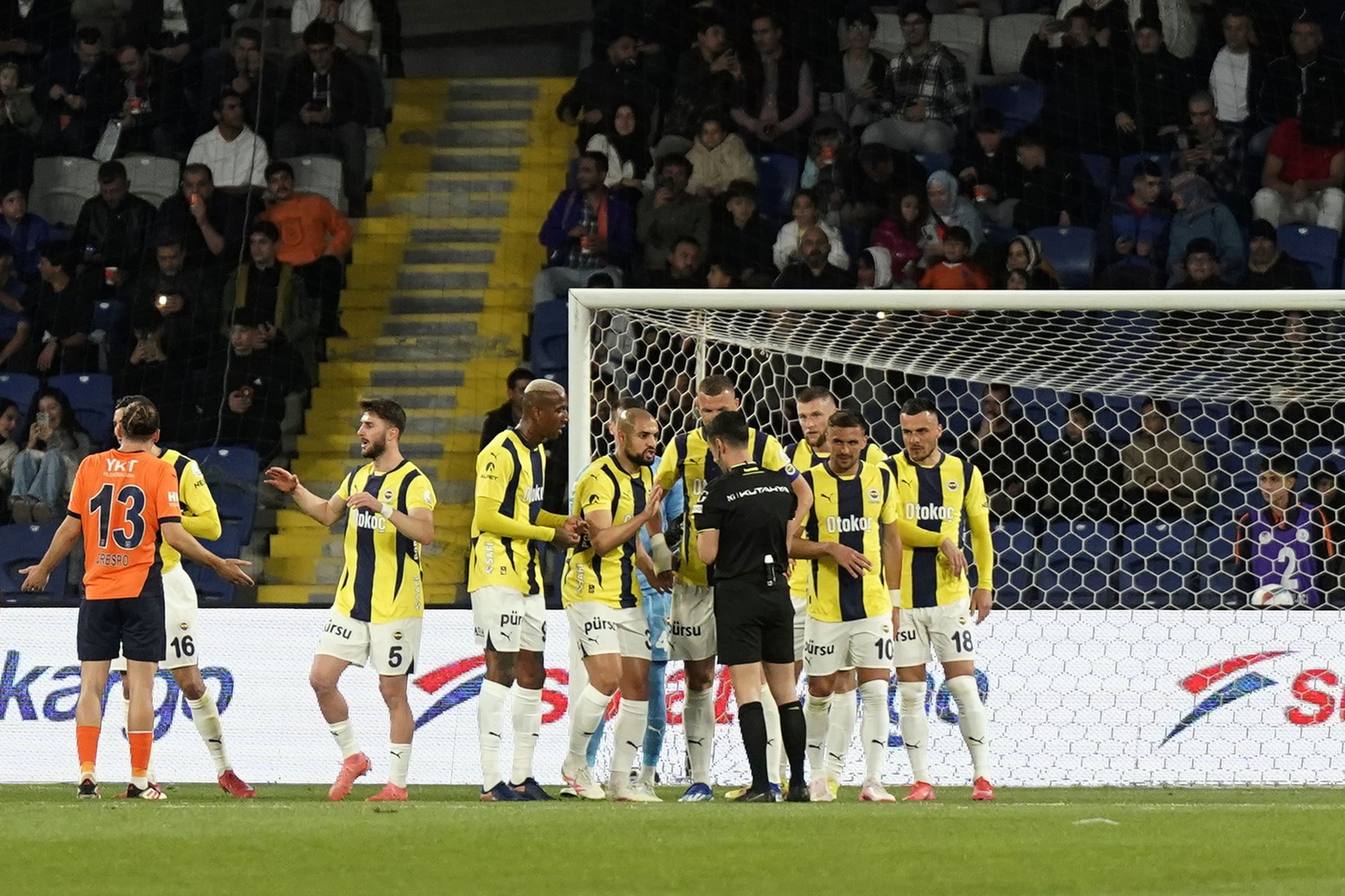 aSpor: RAMS Başakşehir - Fenerbahçe maçında tartışmalı pozisyon! VAR'da izledi penaltıyı vermedi