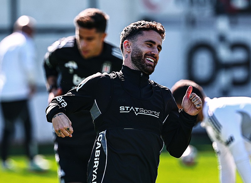 'Ağrılarım var' diyerek idmana çıkmamıştı! Beşiktaş Rafa Silva hakkında kararını verdi