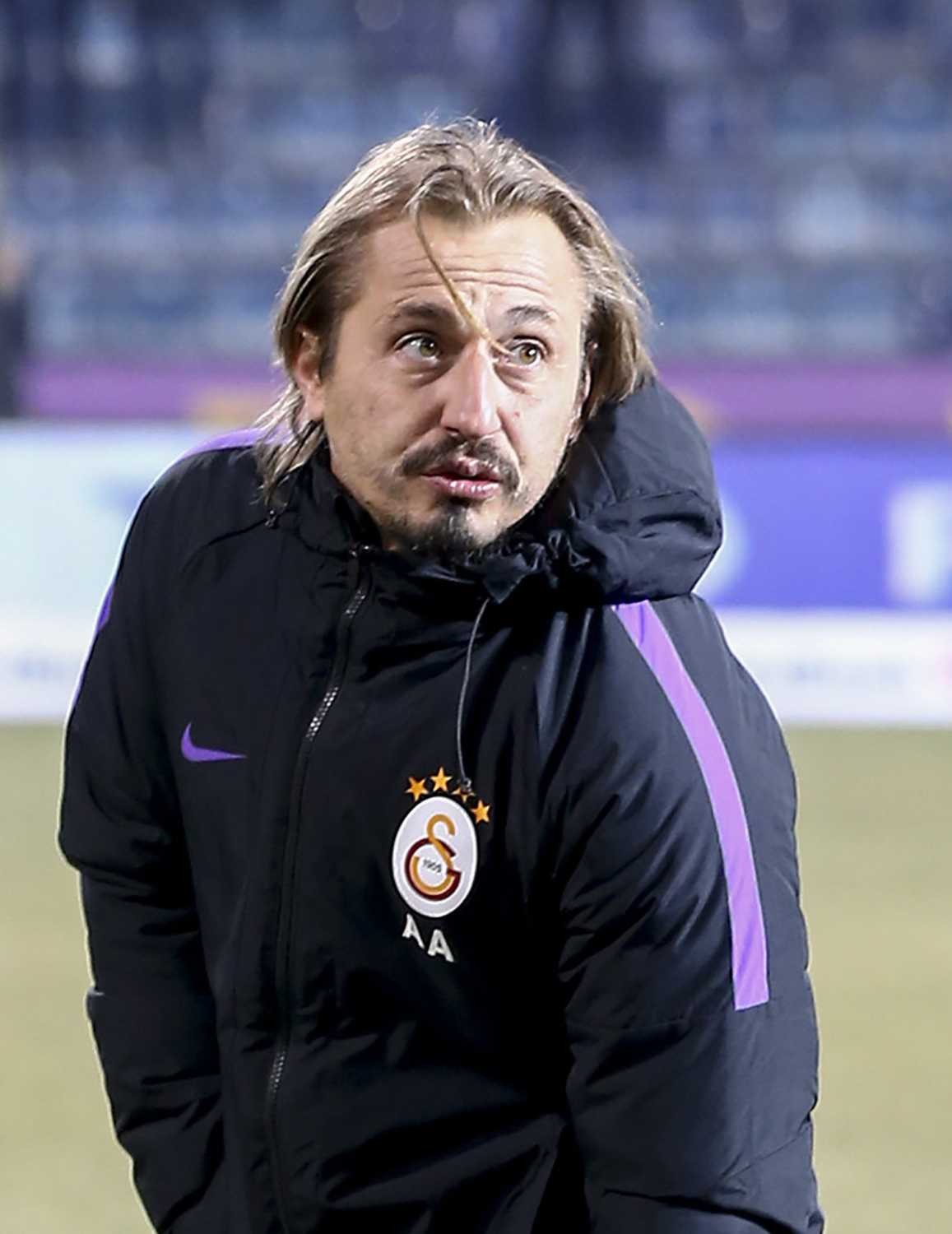 Galatasaray Futbol Direktörü Yardımcısı Ayhan Akman görevinden ayrıldı