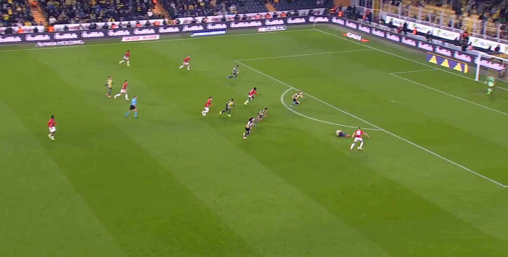 Oğulcan Ülgün'den alkış toplayan hareket! Mert Müldür'ün yerde yattığını görünce