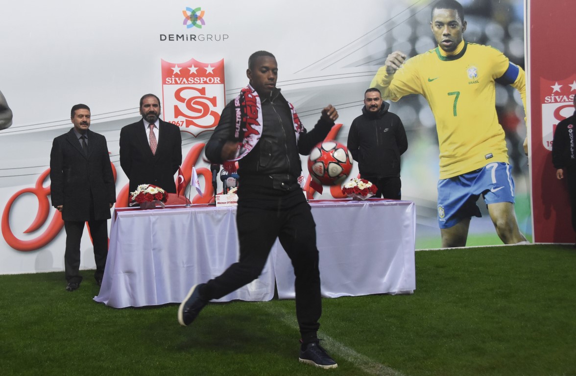 Demir Grup Sivasspor, Robinho ile 1.5 yıllık sözleşme imzaladı