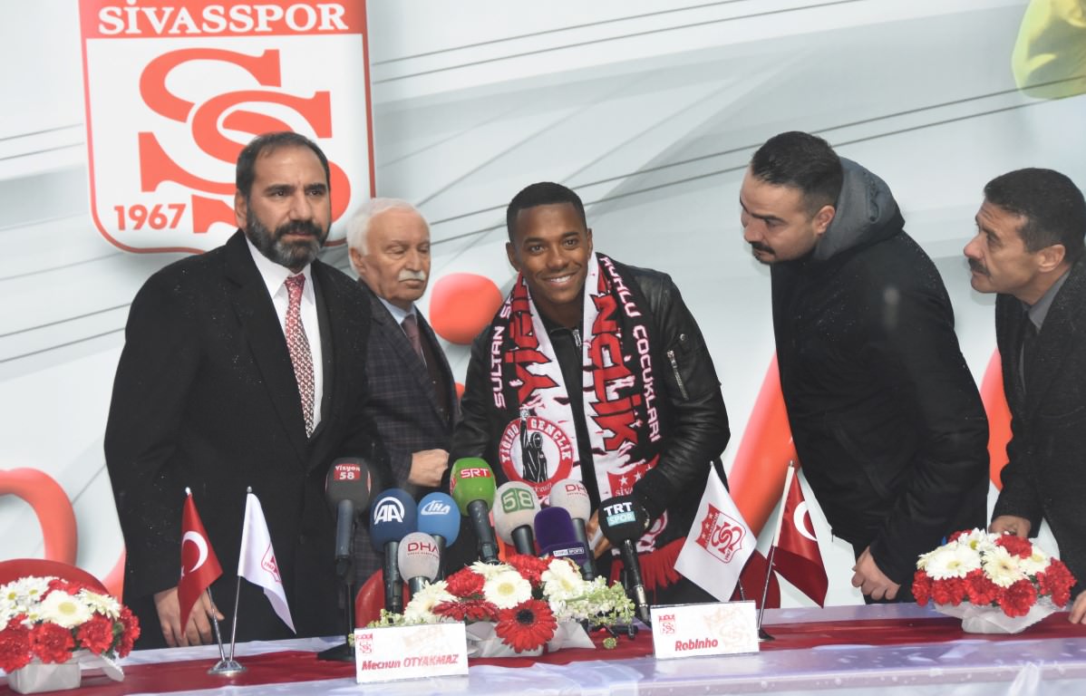 Demir Grup Sivasspor, Robinho ile 1.5 yıllık sözleşme imzaladı