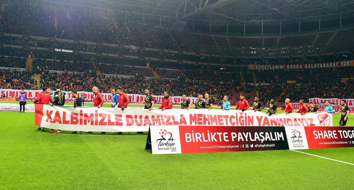 Galatasaraylı taraftarlardan ’Zeytin Dalı Harekatı’na destek