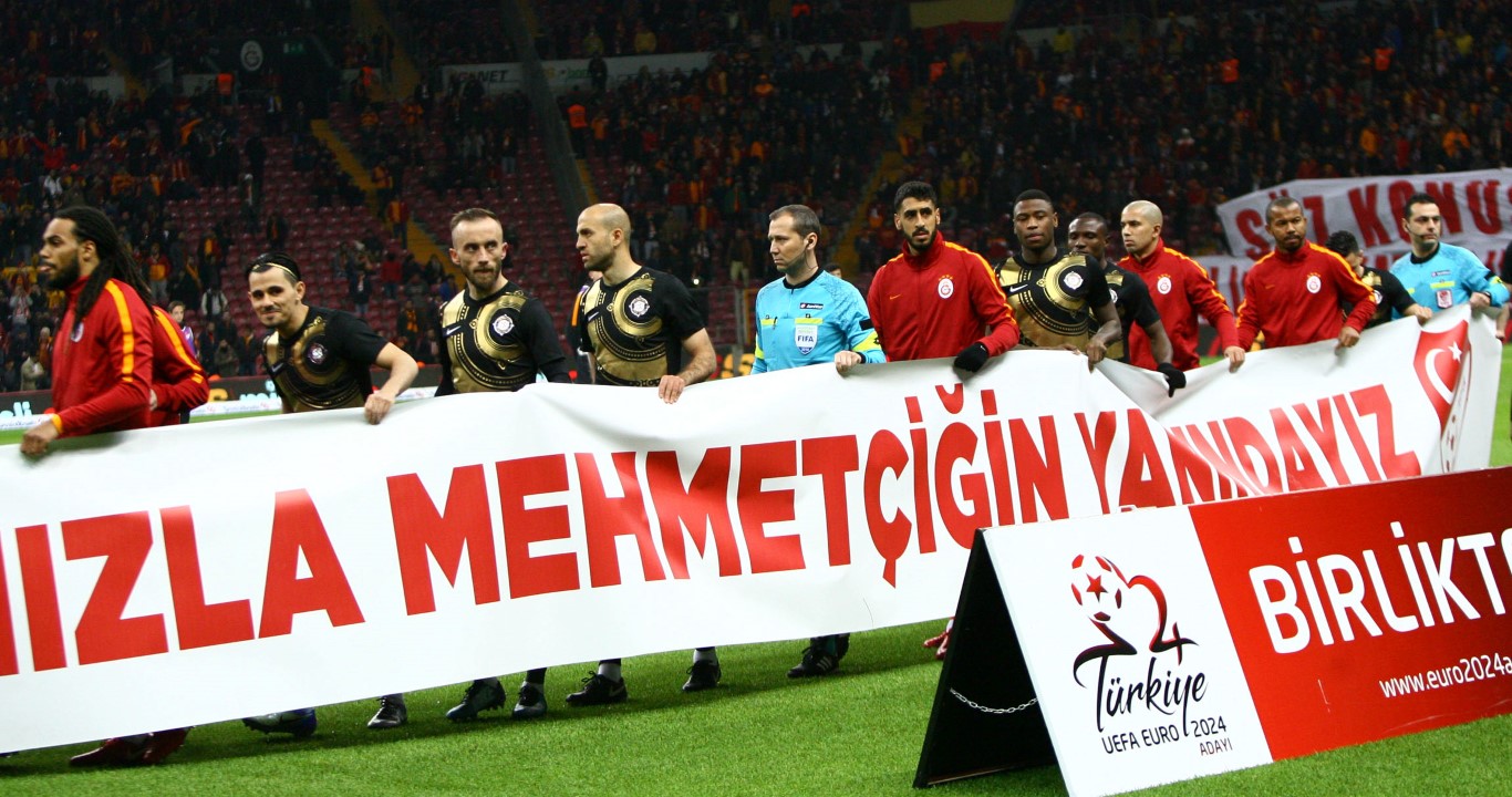 Galatasaraylı taraftarlardan ’Zeytin Dalı Harekatı’na destek