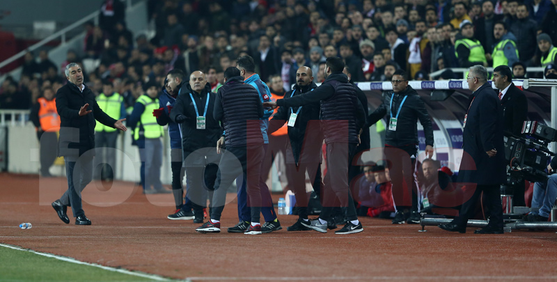 Sivasspor-Galatasaray mücadelesinde kulübeler karıştı!