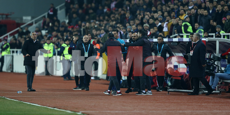 Sivasspor-Galatasaray mücadelesinde kulübeler karıştı!