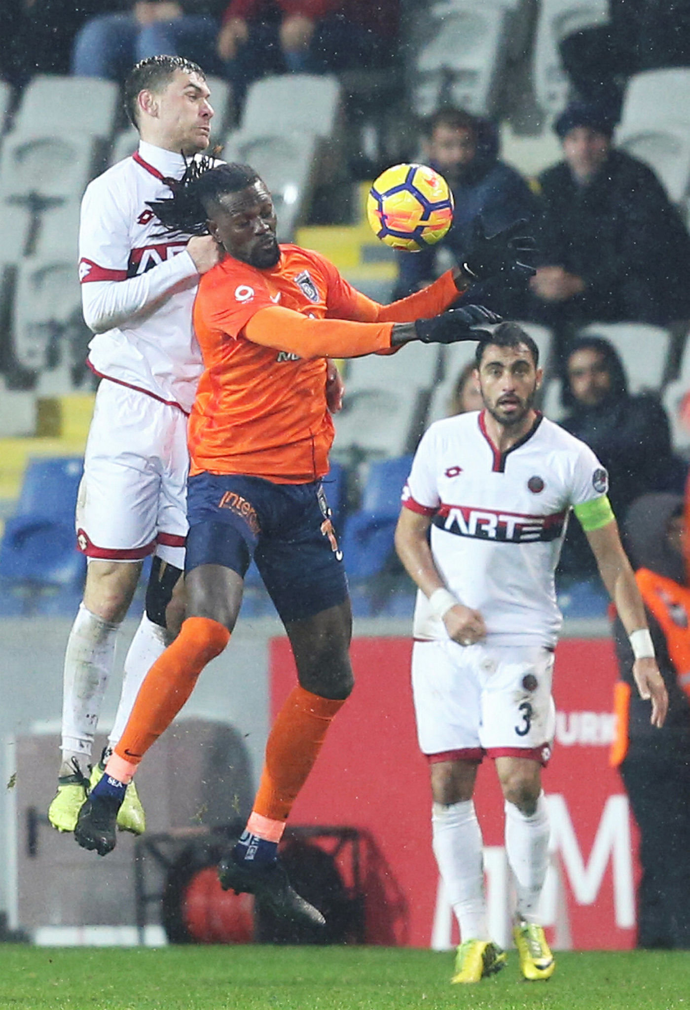 Ünlü isimlerden Adebayor’a övgü