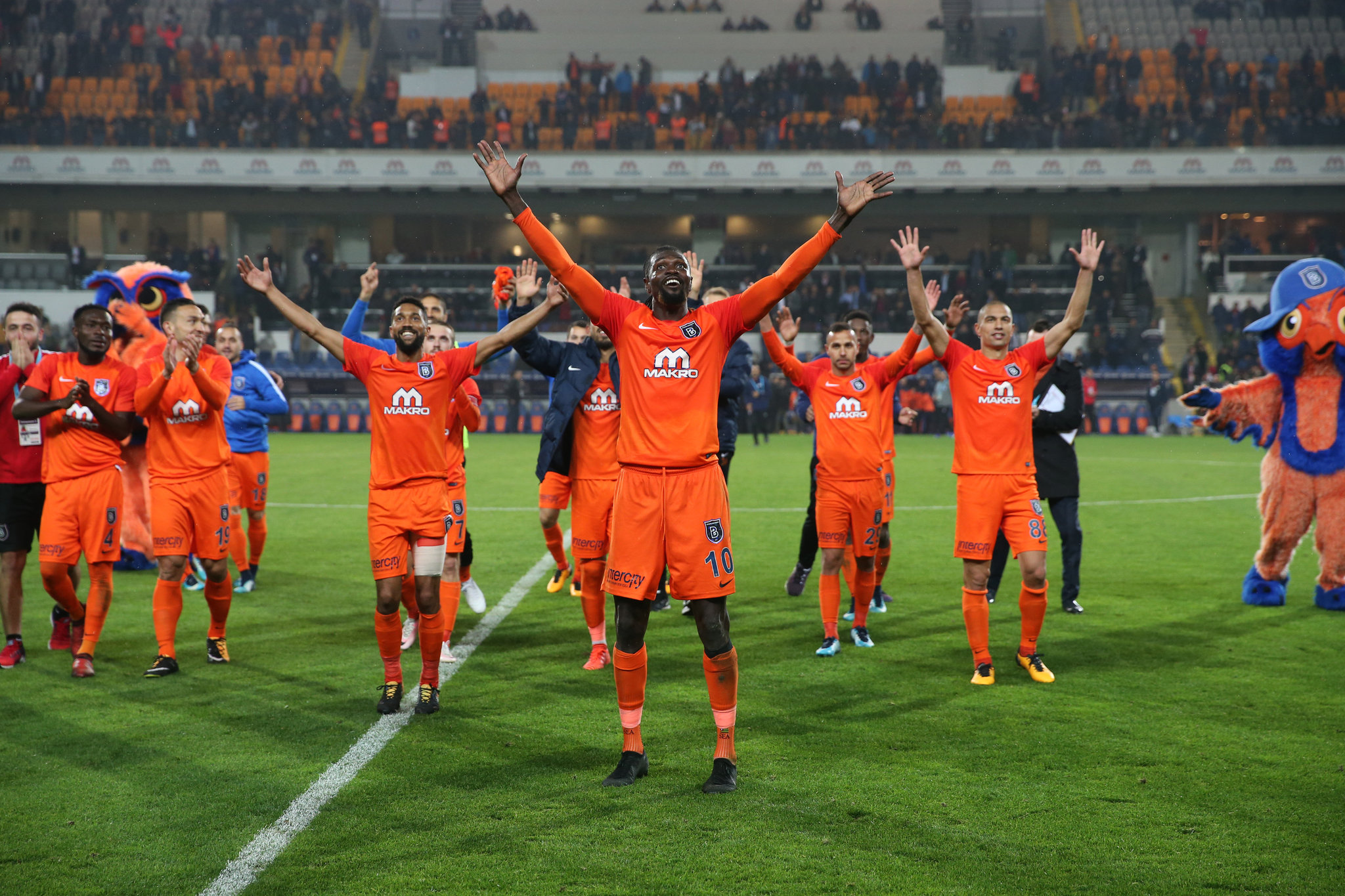 Ünlü isimlerden Adebayor’a övgü