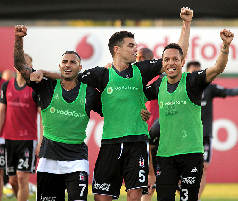 Beşiktaş’ta Devler Ligi için flaş karar