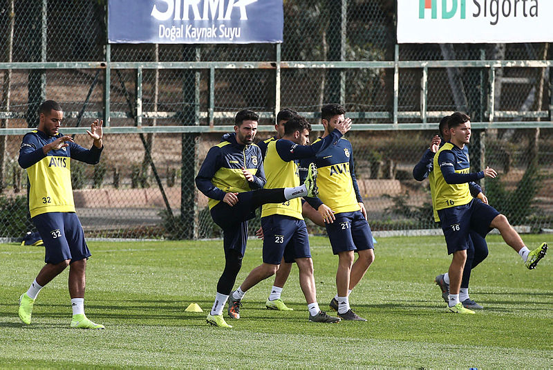 Fenerbahçe’de şok! Yıldız isim kadrodan çıkartıldı
