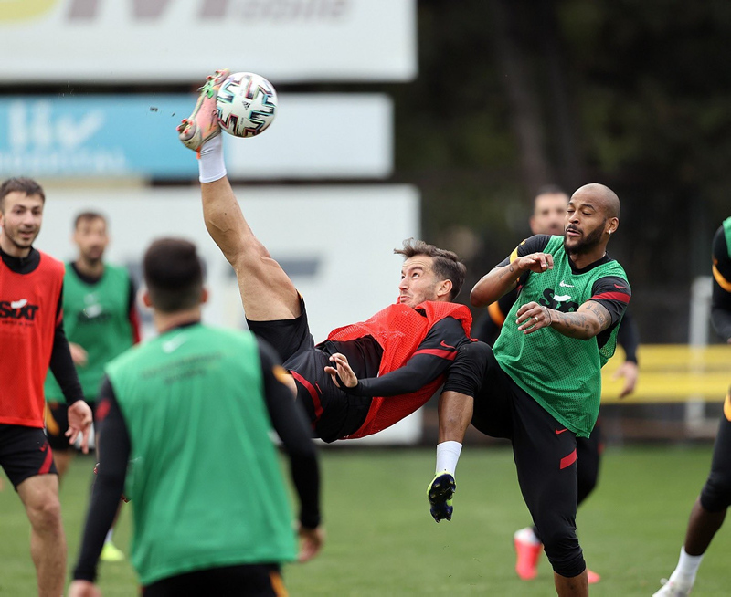 Son dakika spor haberleri: Galatasaraylı futbolculardan Mustafa Cengiz’e tepki! Fatih Terim...