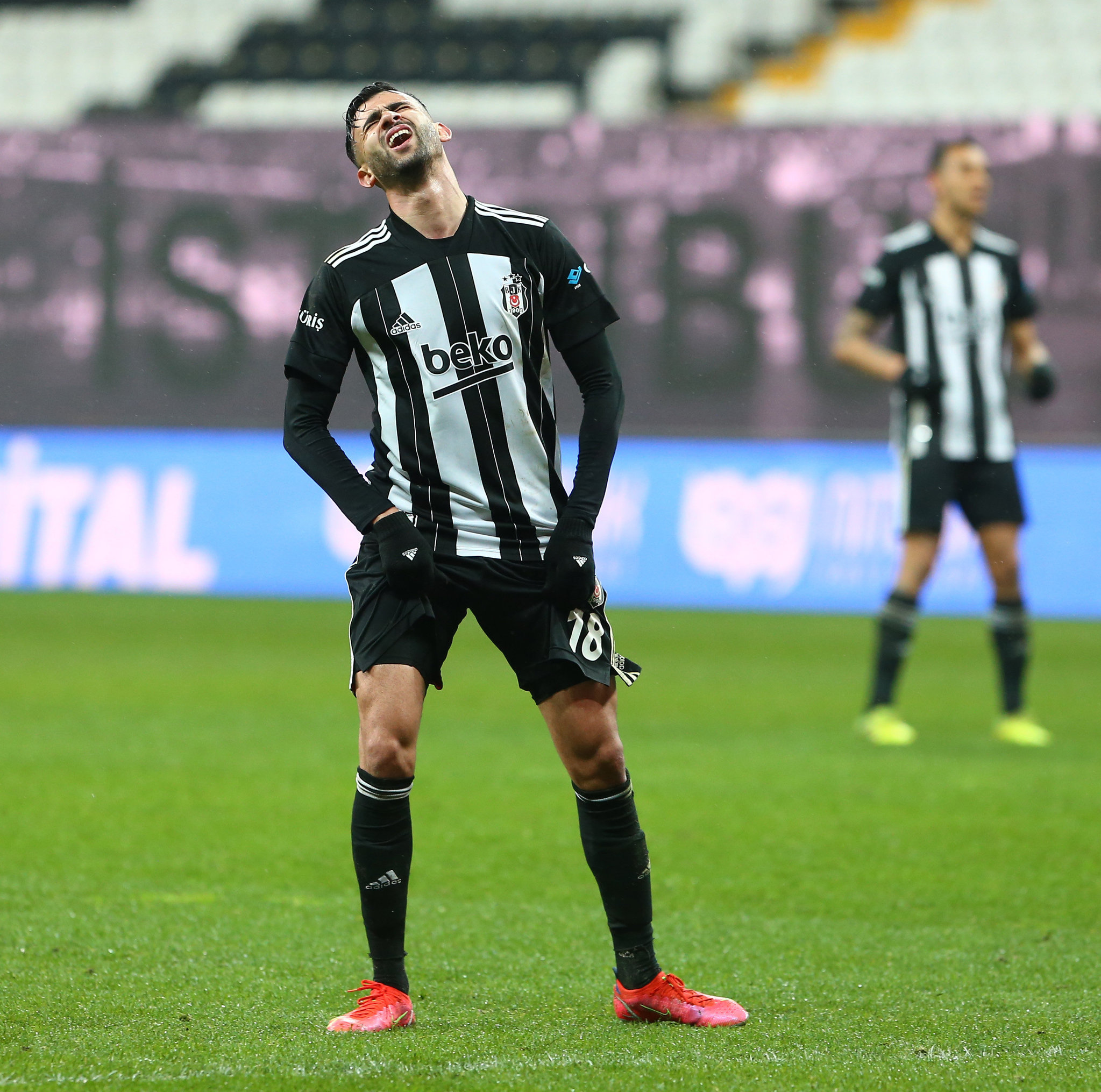 Son dakika spor haberi: Beşiktaş’a Rachid Ghezzal’dan kötü haber! Eski takımı Olympique Lyon...