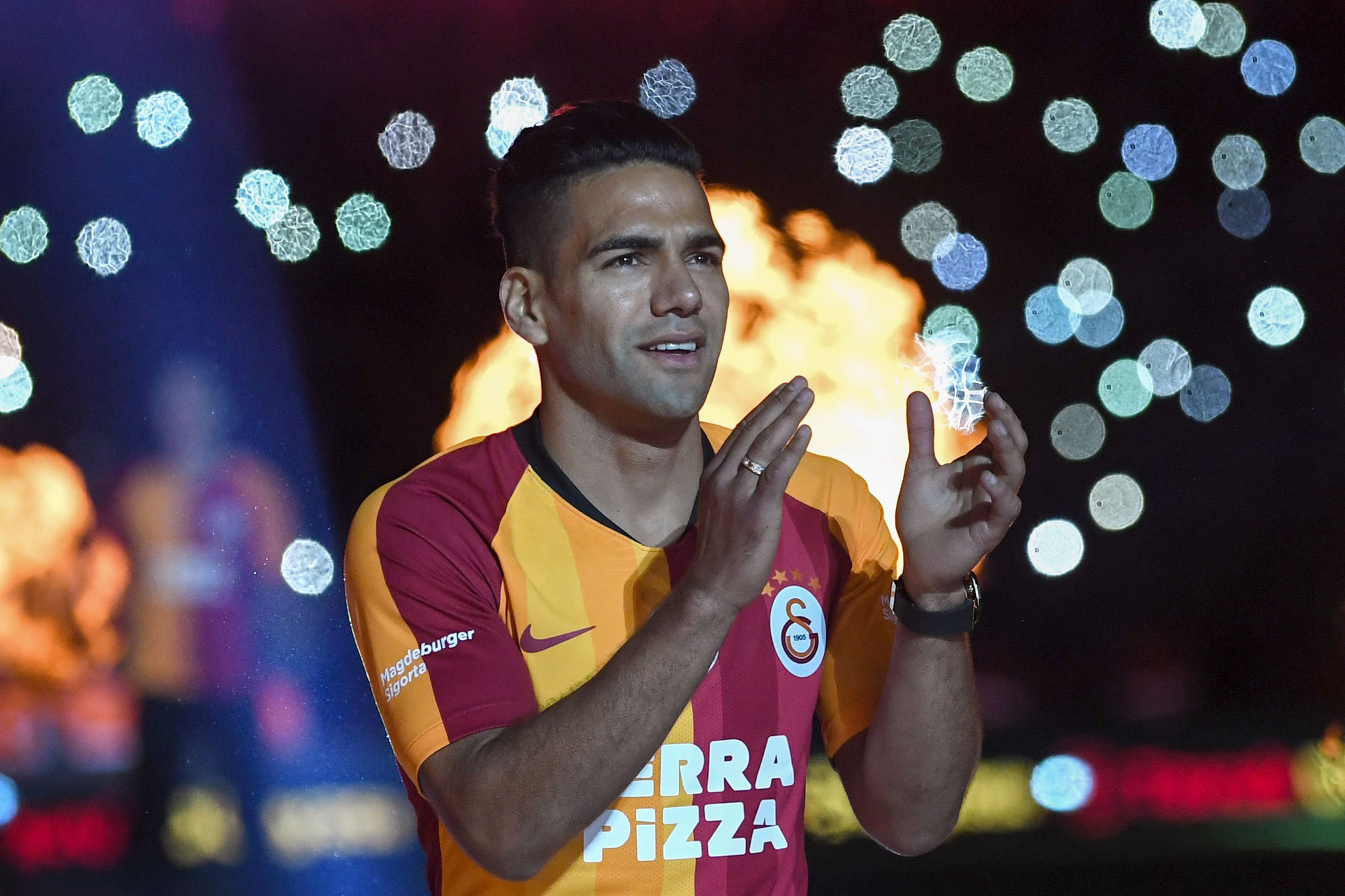 Son dakika spor haberleri: Galatasaray taraftarları havaya girdi! Halil Dervişoğlu, Mostafa Mohamed ve Radamel Falcao...