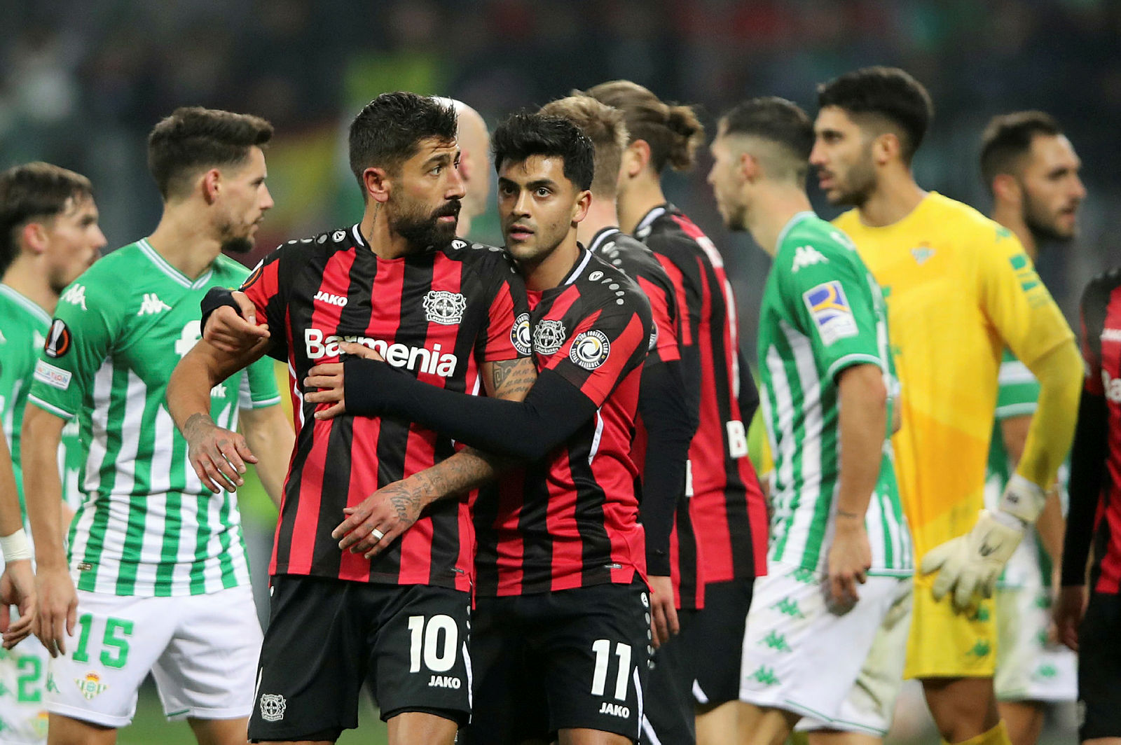 Bayer Leverkusen - Real Betis maçında ortalık karıştı! Rakibinin kulağını koparmaya çalıştı