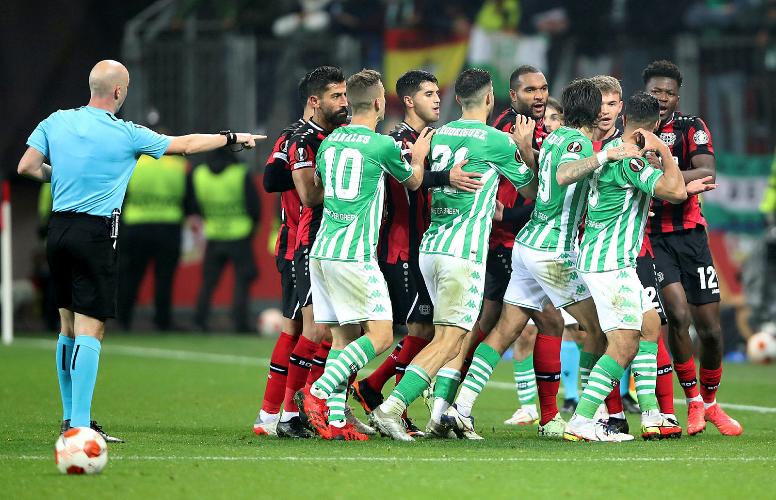 Bayer Leverkusen - Real Betis maçında ortalık karıştı! Rakibinin kulağını koparmaya çalıştı