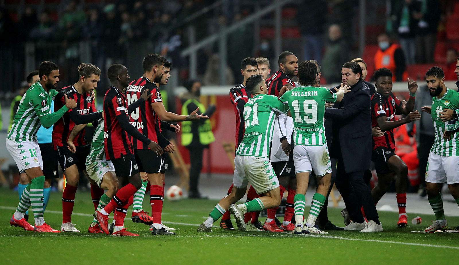 Bayer Leverkusen - Real Betis maçında ortalık karıştı! Rakibinin kulağını koparmaya çalıştı