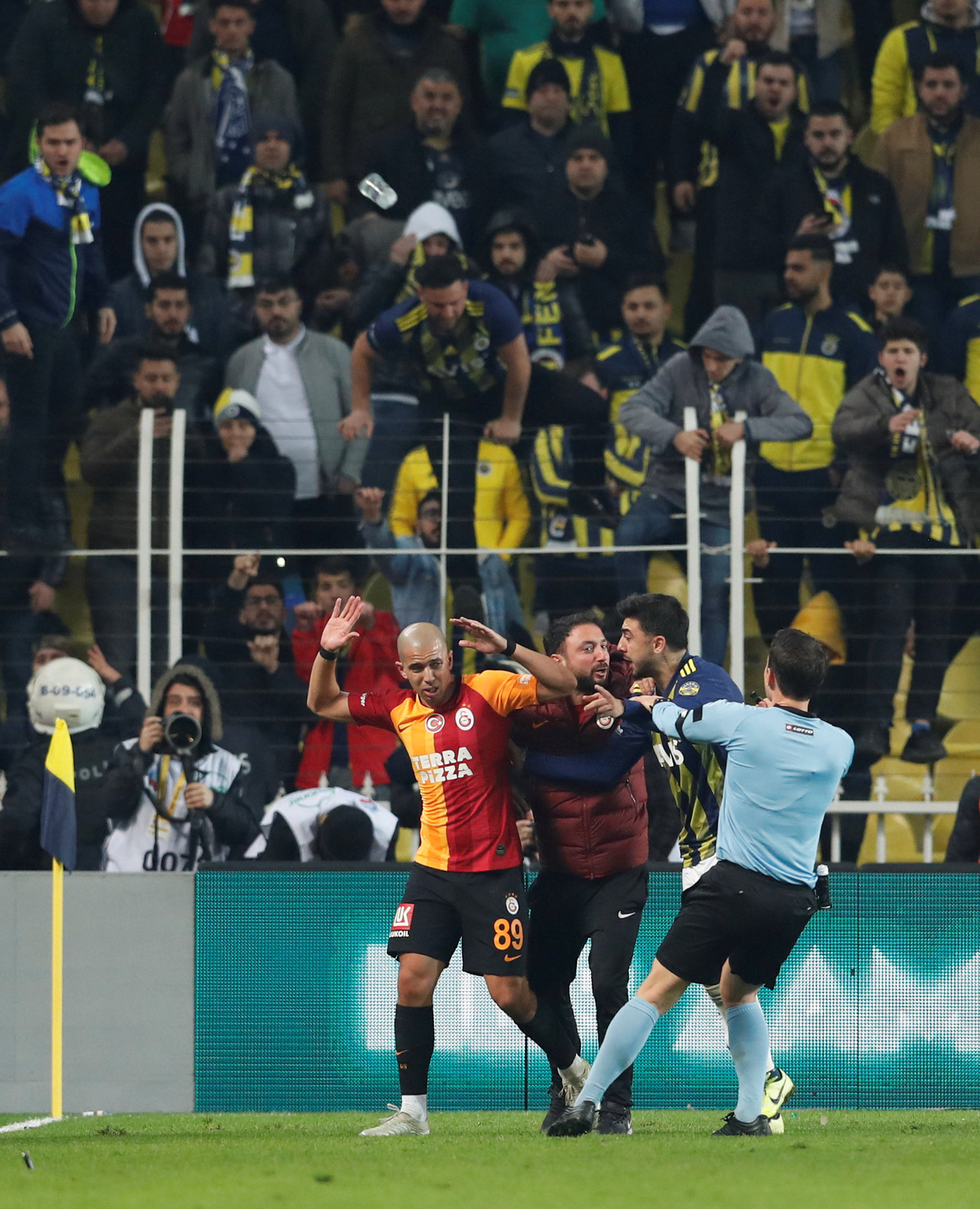 Galatasaray - Fenerbahçe derbisini yönetecek olan Halil Umut Meler tarihi maçı da yönetmişti! İşte öne çıkan detaylar...