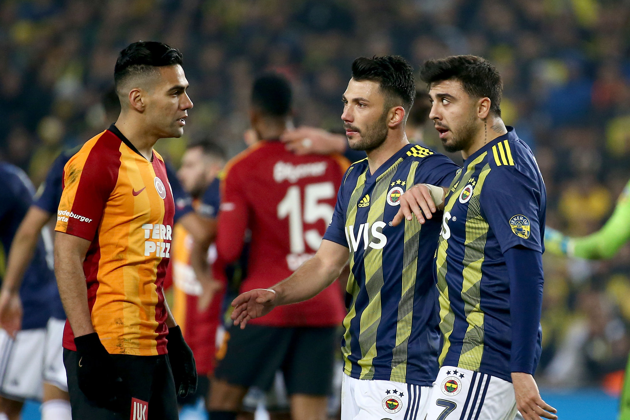 Galatasaray - Fenerbahçe derbisini yönetecek olan Halil Umut Meler tarihi maçı da yönetmişti! İşte öne çıkan detaylar...