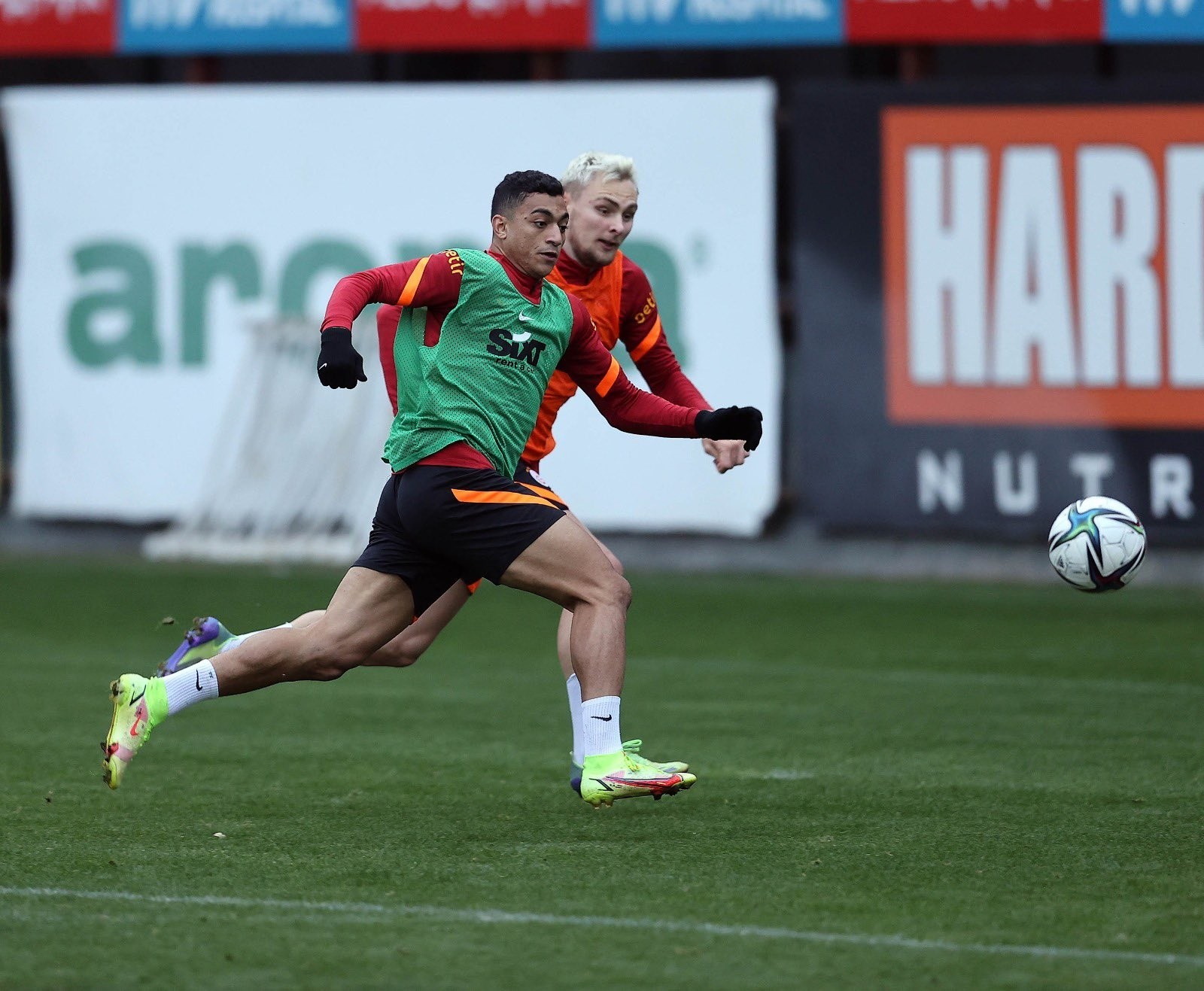 Galatasaray’da derbi hazırlıkları sürüyor! Muslera Yedlin ve Luyindama...