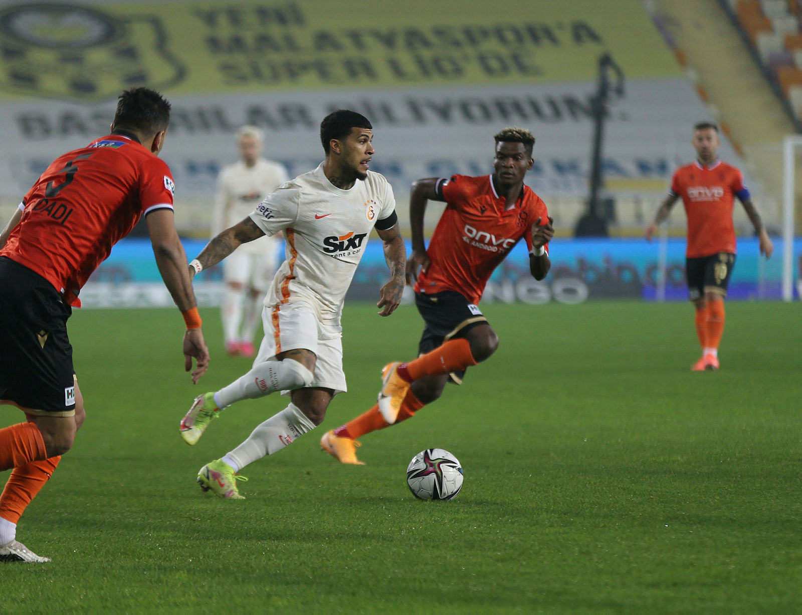 GALATASARAY HABERLERİ: Cimbom’da sağ bek kararı! DeAndre Yedlin ve Omar Elabdellaoui...