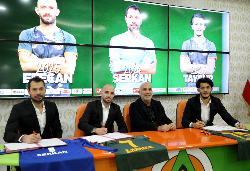 Fenerbahçe’nin de gündeminde bulunan Efecan Karaca Alanyaspor’a imzayı attı!