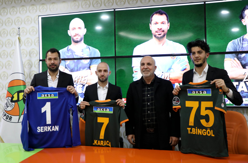 Fenerbahçe’nin de gündeminde bulunan Efecan Karaca Alanyaspor’a imzayı attı!