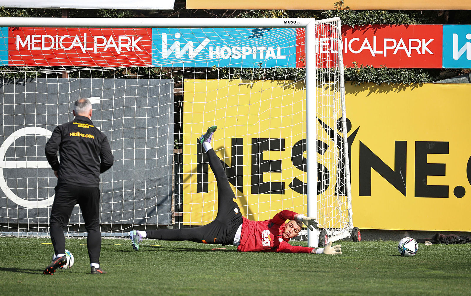 Barcelona - Galatasaray maçında kalede Muslera mı olacak Pena mı? Domenec Torrent...