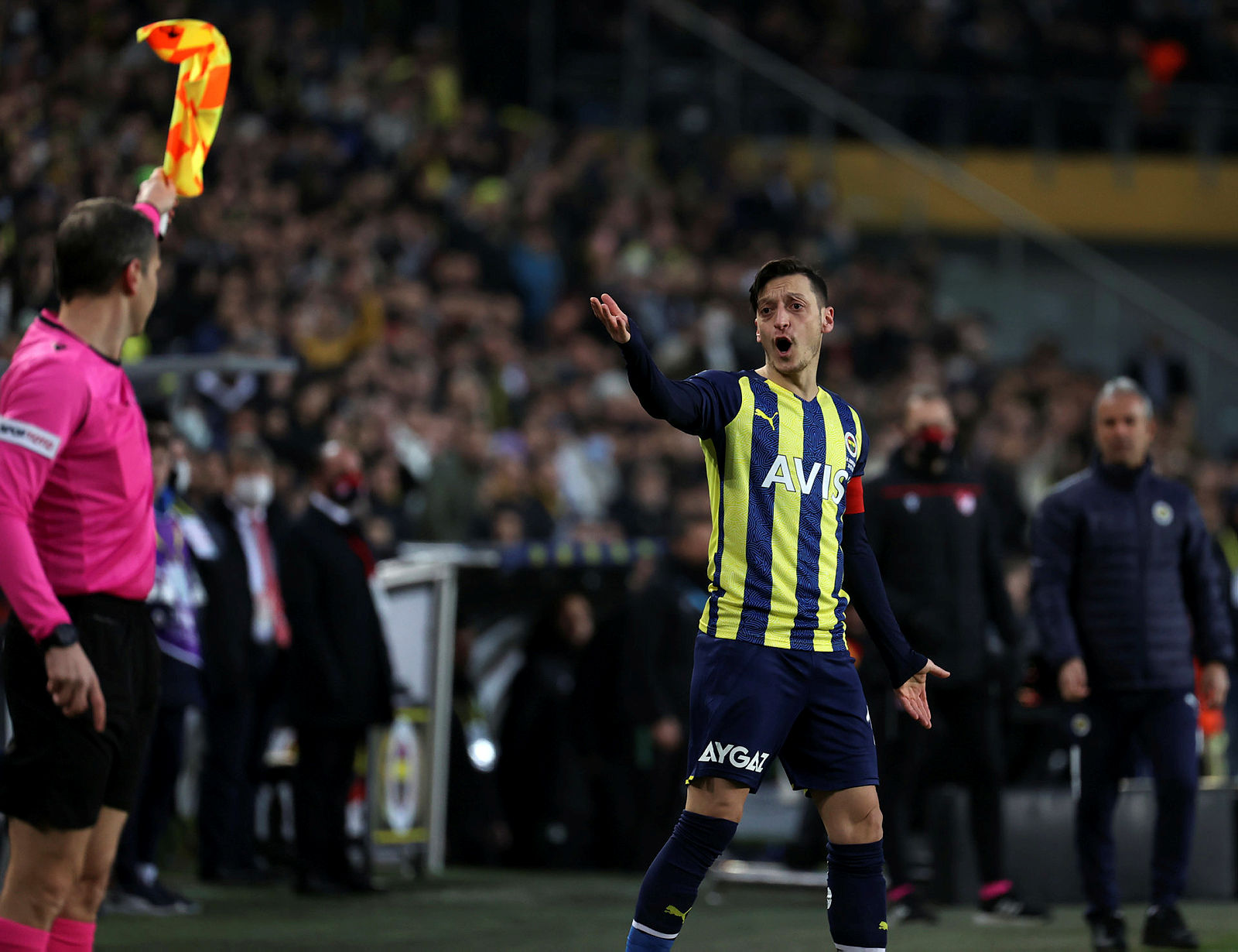 Fenerbahçe’de Mesut Özil sıkıntısı! Yönetim ayrılıkta hemfikir ama...