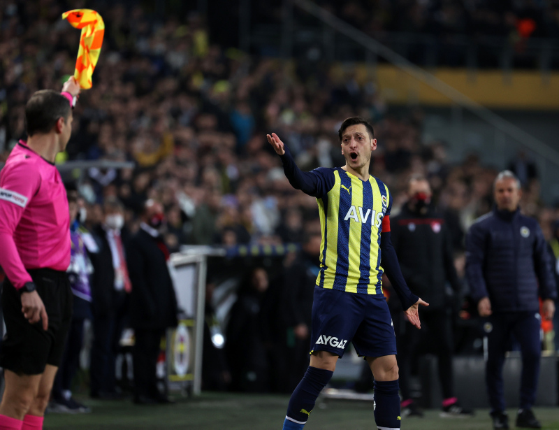 Mesut Özil Fenerbahçe’den ayrılıyor mu? Menajeri resmen açıkladı