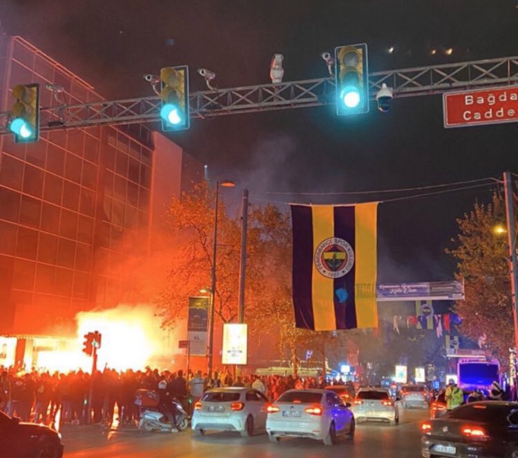 Bağdat Caddesi’nde gergin anlar! Fenerbahçe ve Trabzonspor taraftarları karşı karşıya geldi