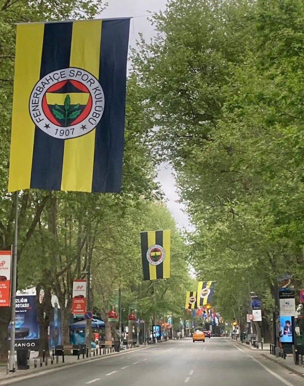 Bağdat Caddesi’nde gergin anlar! Fenerbahçe ve Trabzonspor taraftarları karşı karşıya geldi