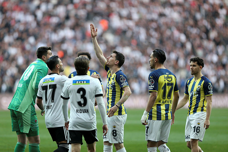 Beşiktaş - Fenerbahçe derbisinde dikkat çeken anlar! Valerien Ismael ve Luiz Gustavo...