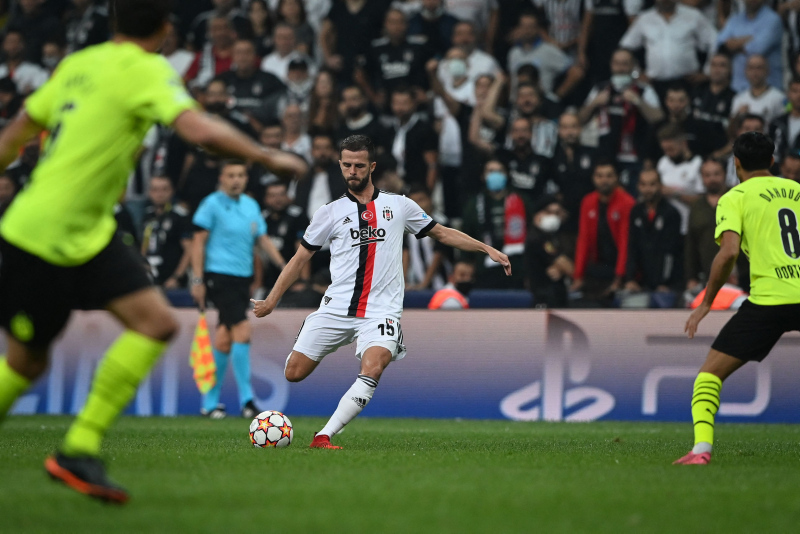 TRANSFER HABERLERİ | Beşiktaş’tan ayrılacak Miralem Pjanic’e 3 İtalyan devi talip oldu!