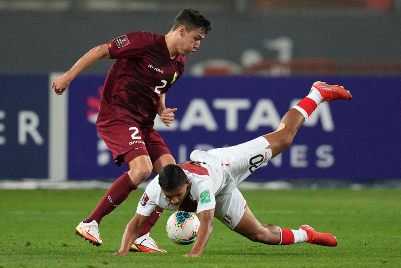TRANSFER HABERLERİ - Fenerbahçe ve Galatasaray arasında stoper savaşı başladı! Hedef Nahuel Ferraresi