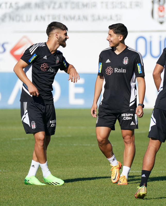 Emirhan lkhan of Besiktas JK dribbles with the ball past Papy News Photo  - Getty Images