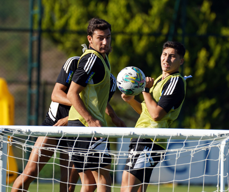 Emirhan lkhan of Besiktas JK dribbles with the ball past Papy News Photo  - Getty Images